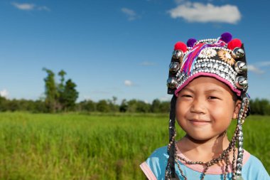 Asyalı çocuk etnik Akha, çeltik üzerinde geleneksel giyim