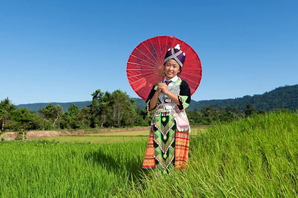 Portre Hmong şemsiye ve geleneksel Ulusal kostüm ile Laos üzerinden