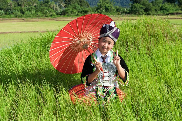 Portre Hmong şemsiye ve geleneksel Ulusal kostüm ile Laos üzerinden