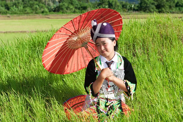 Portre Hmong şemsiye ve geleneksel Ulusal kostüm ile Laos üzerinden