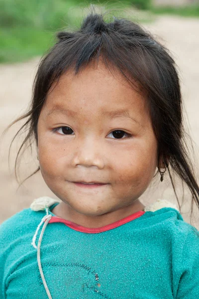 portre Asyalı kız, kirli durumda çocuk göstermek onların yoksulluk