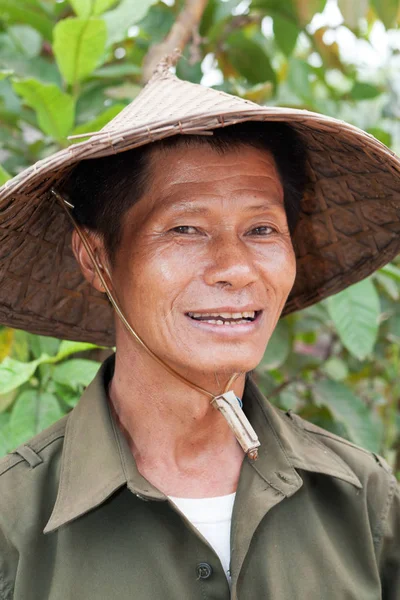 Geleneksel Vietnam şapka ile dostça Asya portresi