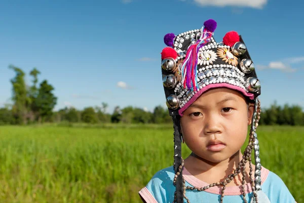 Asijské Boy Etnické Akha Tradičních Oděvů Rýžovém Poli — Stock fotografie