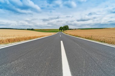 Manzara ile ülke Road, hiçbir yerde ile arazi üzerinde ufuk sokak