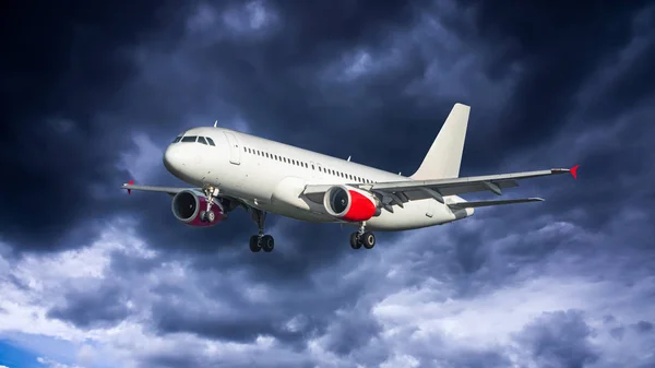 Avión Con Cielo Dramático Volando Mal Tiempo Con Nubes Oscuras —  Fotos de Stock