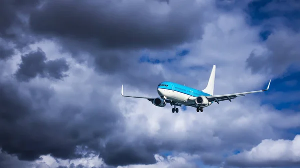 Avião Com Céu Dramático Voando Mau Tempo Com Nuvens Escuras — Fotografia de Stock
