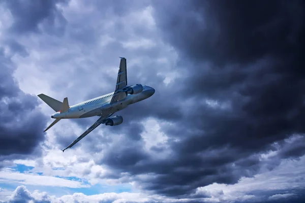 Samolot Dramatyczne Niebo Latanie Złą Pogodę Ciemnymi Chmurami — Zdjęcie stockowe
