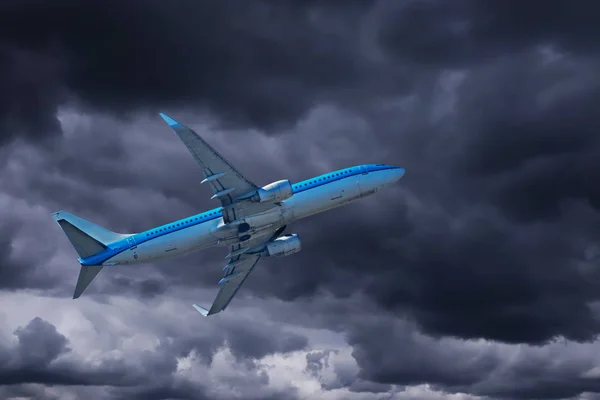 Avión Con Cielo Dramático Volando Mal Tiempo Con Nubes Oscuras —  Fotos de Stock
