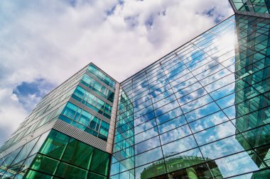 Cam cephe ile yansıma, bulutlar, gökyüzü ve cennet ile ofis binası