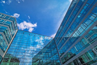 Cam cephe ile yansıma, bulutlar, gökyüzü ve cennet ile ofis binası