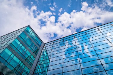 Cam cephe ile yansıma, bulutlar, gökyüzü ve cennet ile ofis binası
