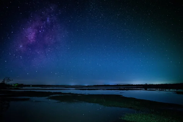 Vía láctea sobre el lago — Foto de Stock