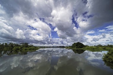 Göl ile yansıma, Cumulus bulutları, dramatik güzel bulutlar, yatay 