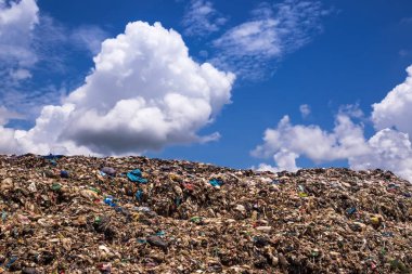 Çöplüğü kümülüs bulutlar ile