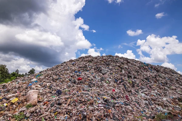 Discarica con cumulo nuvole — Foto Stock