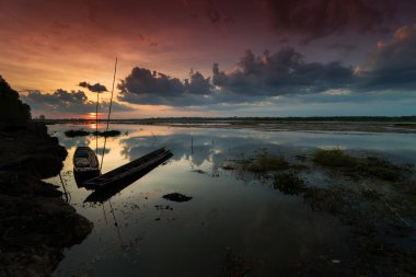 Günbatımı üzerinde Gölü ile yansıma, alacakaranlıkta pastoral manzara
