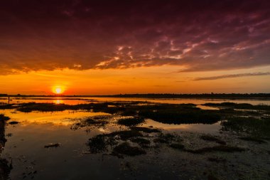 Günbatımı üzerinde Gölü ile yansıma, alacakaranlıkta pastoral manzara