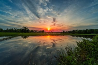 Günbatımı üzerinde Gölü ile yansıma, alacakaranlıkta pastoral manzara