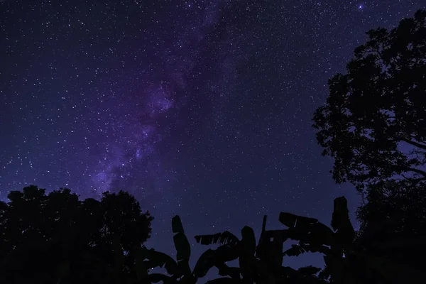 Hermosa Galaxia Con Vía Láctea Sobre Silueta Del Paisaje — Foto de Stock