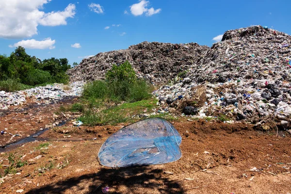 Skrotupplag Naturen Med Blå Himmel Och Moln — Stockfoto