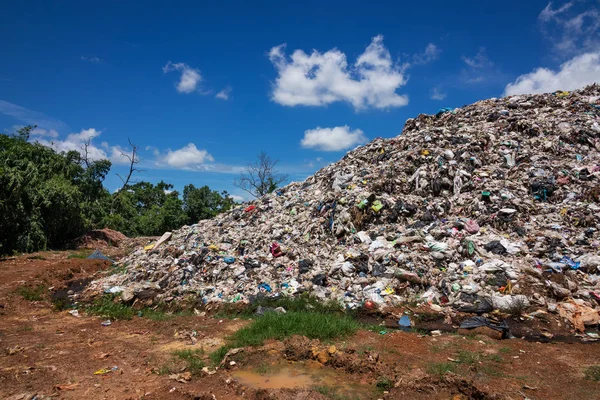 Landskap med sopor Dump Hill — Stockfoto