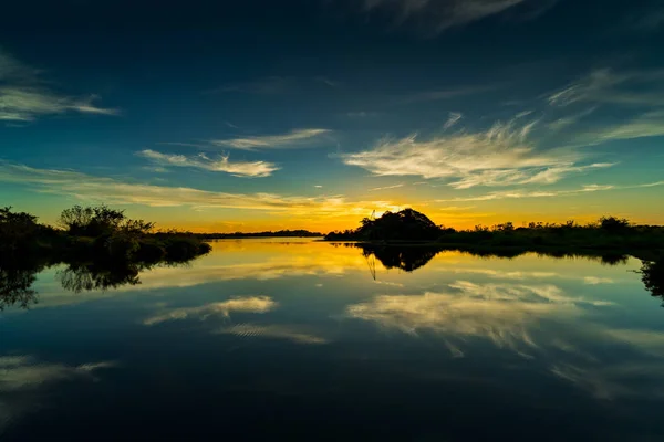 Pôr Sol Sobre Lago Céu Temperamental Com Reflexão — Fotografia de Stock