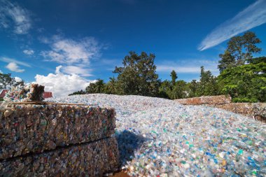 Ban gübre, Tayland - 4 Eylül 2018: depolama geri dönüşüm kullanılan plastik şişe. Plastik şişe yeni plastik maddeler erimiş toplanır.