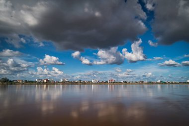 Vientiane Cityscape, Mekong Nehri, dramatik bulutlar, yatay