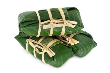 Yapışkan Pirinç Muz Yaprağında, beyaz arka planda geleneksel Tayland yemeği