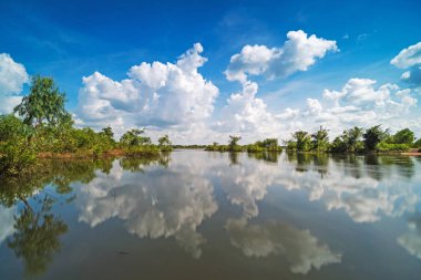 Göl ile yansıma bulutlar, ayakta su ile pastoral manzara