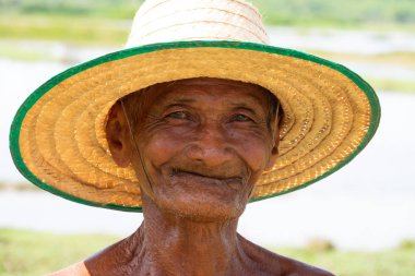 Eski Asya adam portre, yakın yüz ile arka plan bulanık