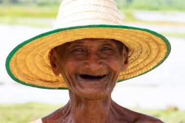 Eski Asya adam portre, yakın yüz ile arka plan bulanık