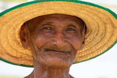 Eski Asya adam portre, yakın yüz ile arka plan bulanık