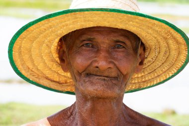 Eski Asya adam portre, yakın yüz ile arka plan bulanık