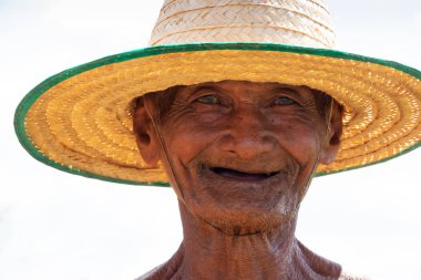 Eski Asya adam portre, yakın yüz ile arka plan bulanık