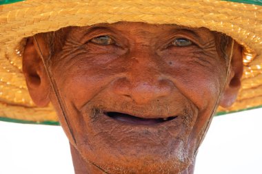 Eski Asya adam portre, yakın yüz ile arka plan bulanık