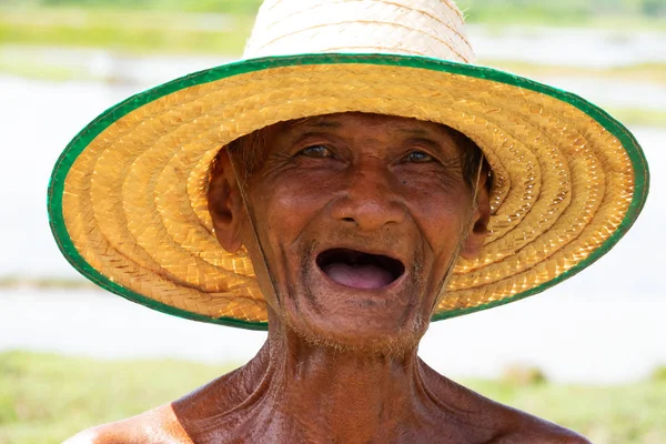 Eski Asya adam portre, yakın yüz ile arka plan bulanık