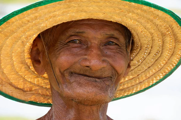 Eski Asya adam portre, yakın yüz ile arka plan bulanık