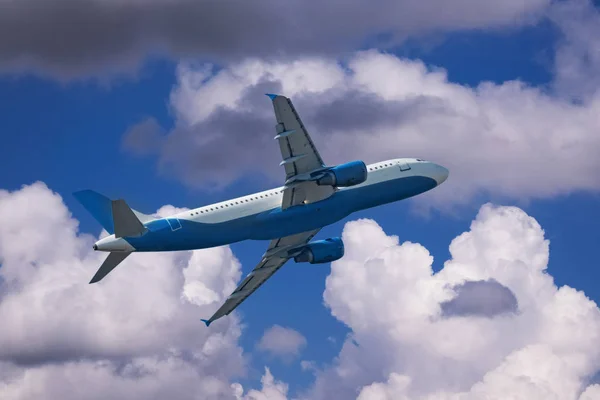 Avión Cielo Modo Transporte Con Hermosas Nubes —  Fotos de Stock