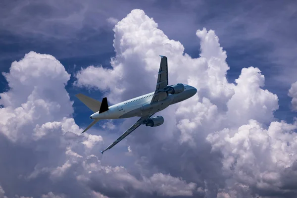 Avión Cielo Modo Transporte Con Hermosas Nubes —  Fotos de Stock