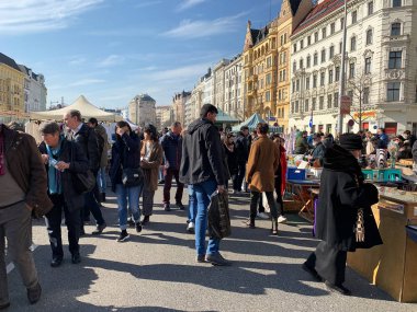 Viyana, Avusturya - 16 Şubat 2018: her Cumartesi en büyük bit pazarında Viyana popüler Naschmarkt neden olduğunu. Yerli halk ve turistler çok meşgul bu bit pazarı pazarlık arıyoruz.