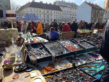 Viyana, Avusturya - 16 Şubat 2018: her Cumartesi en büyük bit pazarında Viyana popüler Naschmarkt neden olduğunu. Yerli halk ve turistler çok meşgul bu bit pazarı pazarlık arıyoruz.