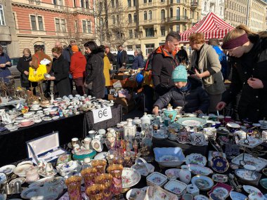 Viyana, Avusturya - 16 Şubat 2018: her Cumartesi en büyük bit pazarında Viyana popüler Naschmarkt neden olduğunu. Yerli halk ve turistler çok meşgul bu bit pazarı pazarlık arıyoruz.
