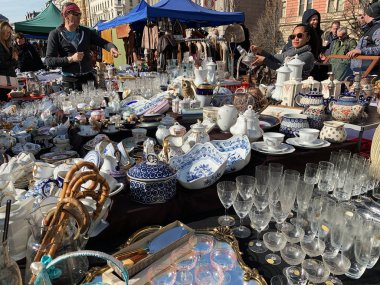 Viyana, Avusturya - 16 Şubat 2018: her Cumartesi en büyük bit pazarında Viyana popüler Naschmarkt neden olduğunu. Yerli halk ve turistler çok meşgul bu bit pazarı pazarlık arıyoruz.