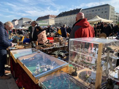 Viyana, Avusturya - 16 Şubat 2018: her Cumartesi en büyük bit pazarında Viyana popüler Naschmarkt neden olduğunu. Yerli halk ve turistler çok meşgul bu bit pazarı pazarlık arıyoruz.