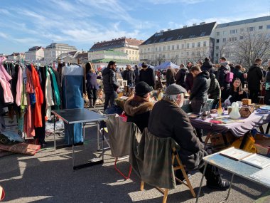 Viyana, Avusturya - 16 Şubat 2018: her Cumartesi en büyük bit pazarında Viyana popüler Naschmarkt neden olduğunu. Yerli halk ve turistler çok meşgul bu bit pazarı pazarlık arıyoruz.