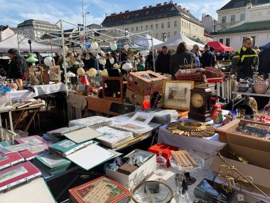 Viyana, Avusturya - 16 Şubat 2018: her Cumartesi en büyük bit pazarında Viyana popüler Naschmarkt neden olduğunu. Yerli halk ve turistler çok meşgul bu bit pazarı pazarlık arıyoruz.