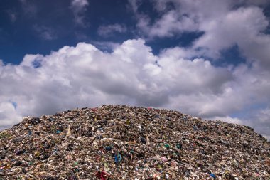 Kümülüs Bulutları ile Çöplük