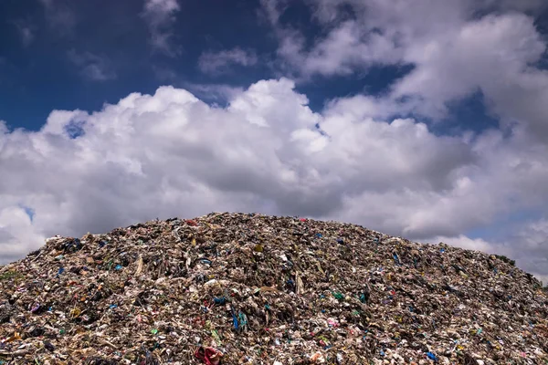 Kümülüs Bulutları ile Çöplük