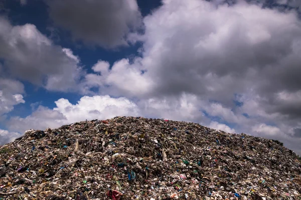 Kümülüs Bulutları ile Çöplük